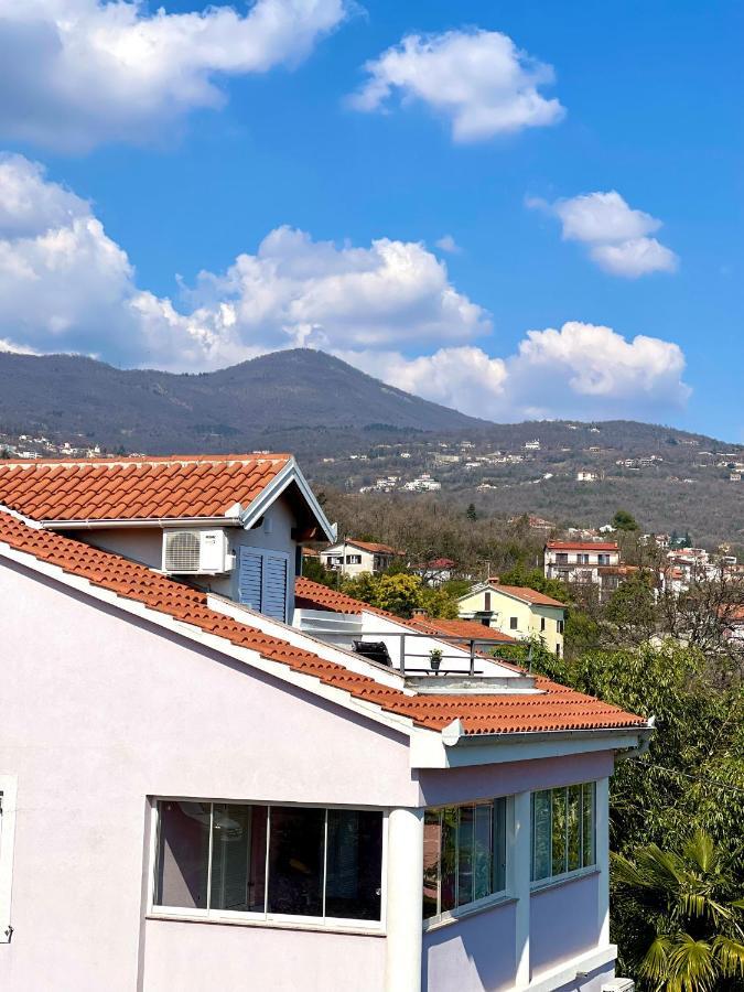 Apartment Lady Daniela Mit Meerblick In Lovran Exteriör bild
