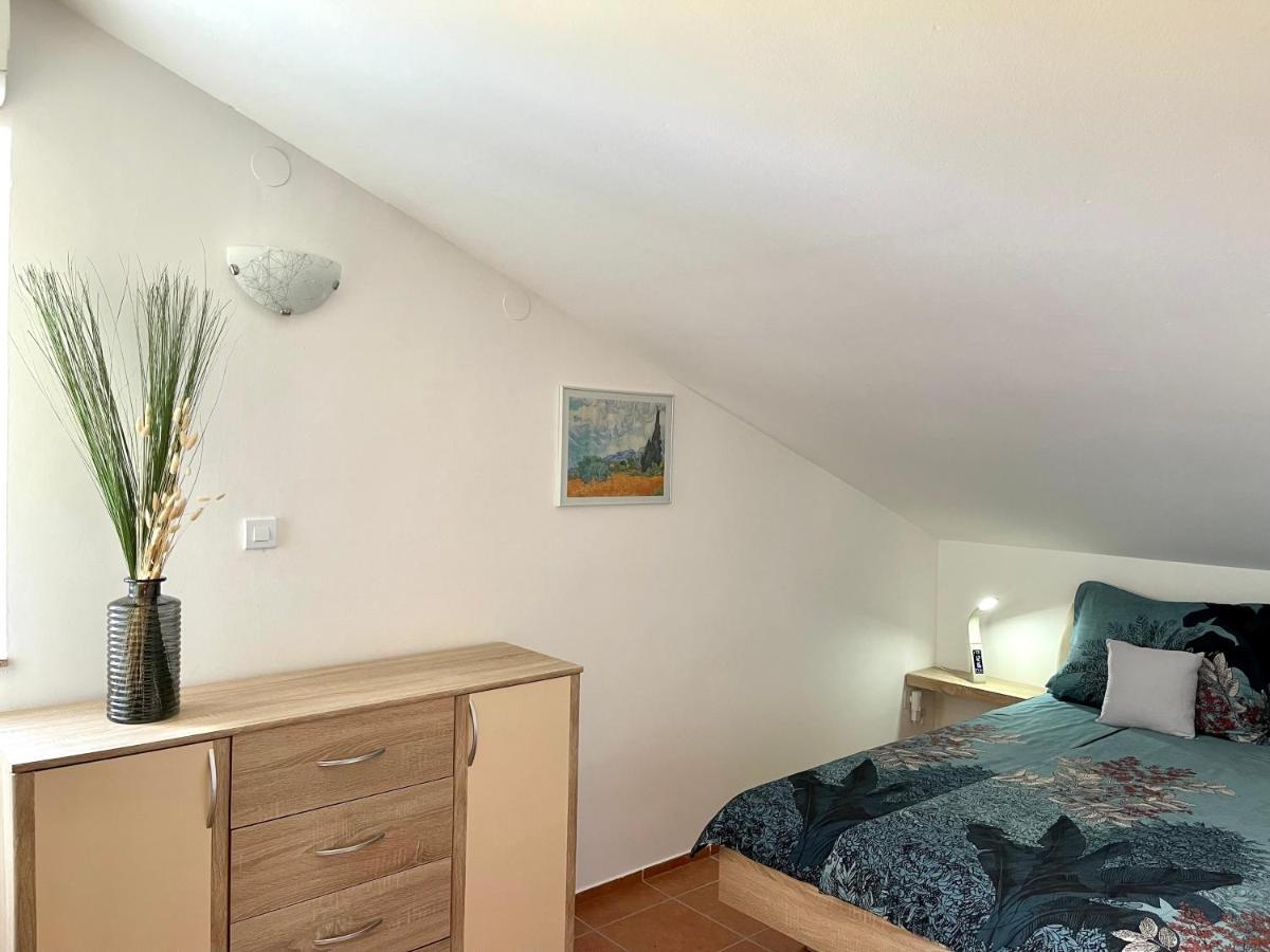 Apartment Lady Daniela Mit Meerblick In Lovran Exteriör bild
