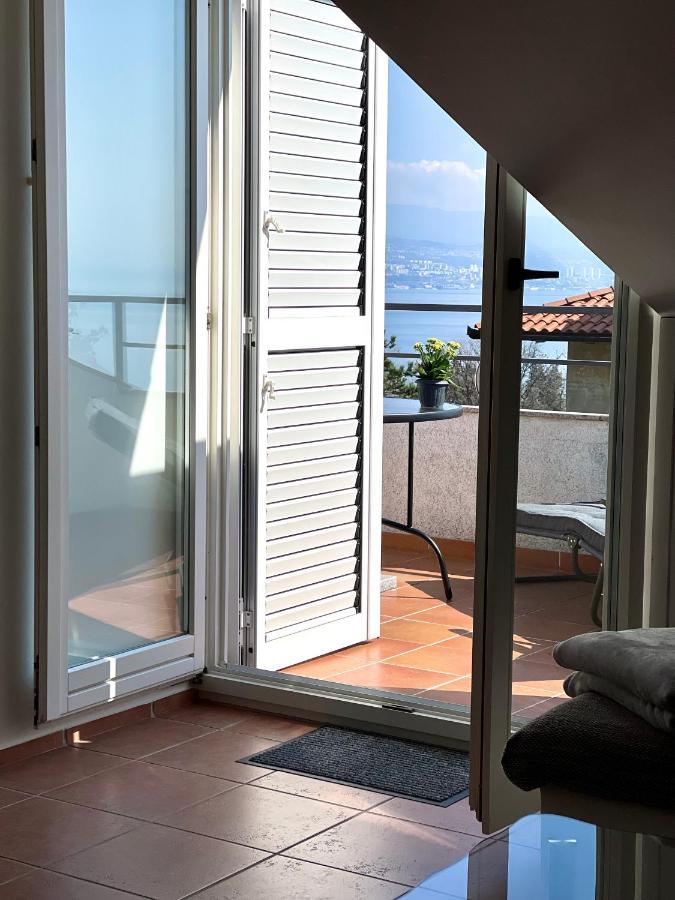 Apartment Lady Daniela Mit Meerblick In Lovran Exteriör bild