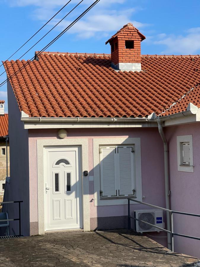 Apartment Lady Daniela Mit Meerblick In Lovran Exteriör bild